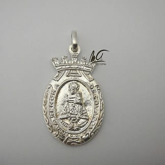 Medalla plata de ley 925 de Covadonga, tipo escudo, con la Virgen de Covadonga por una cara y la cruz de la Victoria por la otra.