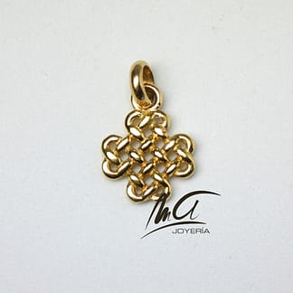 Colgante oro 18K  nudo perenne o nudo del amor. Tamaño: 10 mm. Se entrega acompañado por un díptico en el que se detalla el significado de este ancestral símbolo asturcelta.