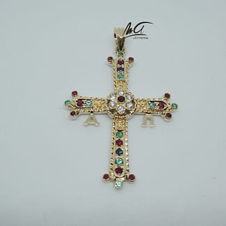 Cruz de la Victoria (cruz de Asturias) en oro 18 kilates con 9 esmeraldas, 14 rubís, 2 zafiros azules y 6 diamantes talla brillante engastados en chatones. Tamaño: 42 mm.