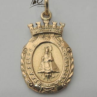 La medalla de oro Covadonga típica, es una auténtica joya maciza de oro, tipo escudo, con la Virgen de Covadonga en una cara y la cruz de la Victoria en el reverso. Está disponible en varios tamaños.