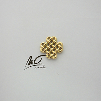 Los pendientes de oro Nudo Perenne o nudo del amor, realizados en oro de 18 kilates, con cierre de presión y una medida de 12 mm.