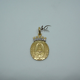 Medalla de Covadonga, tipo escudo, con la Virgen y su leyenda en el anverso y la cruz de la Victoria en el reverso.  Fabricada en oro de 18 kilates, maciza y con diamantes talla brillante en la corona.