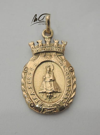 La medalla de oro Covadonga típica, es una auténtica joya maciza de oro, tipo escudo, con la Virgen de Covadonga en una cara y la cruz de la Victoria en el reverso. Está disponible en varios tamaños.